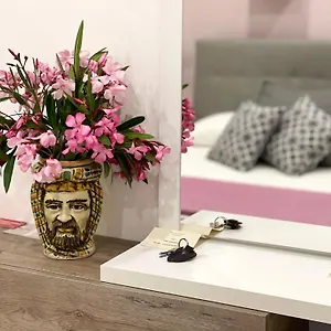 https://domus-cuseni.taorminaitalyhotels.com
